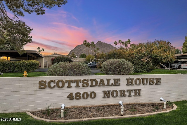 community / neighborhood sign featuring a mountain view