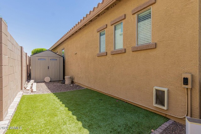 view of yard featuring a storage unit