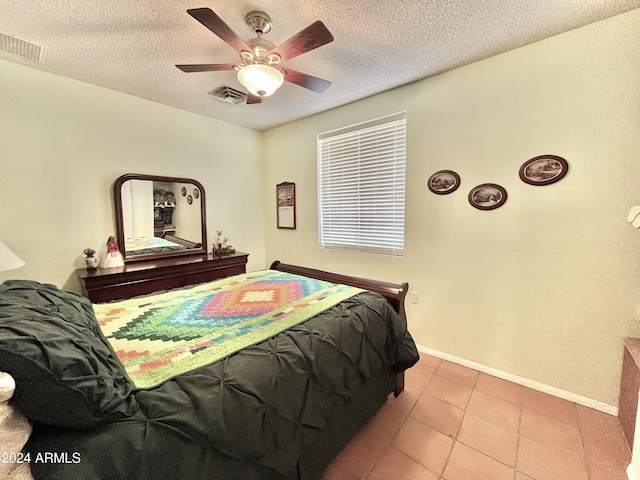 bedroom featuring ceiling fan and a textured ceiling