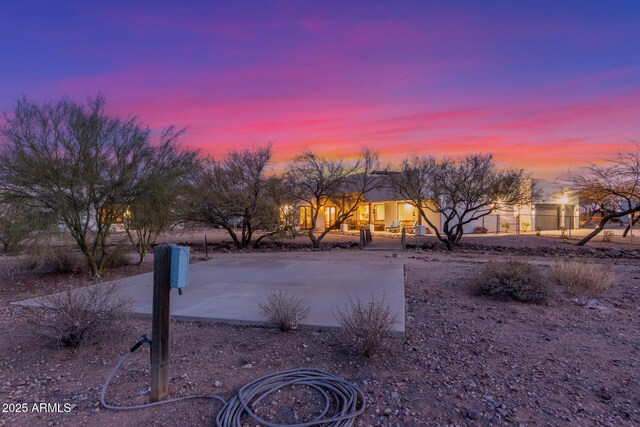 view of yard at dusk