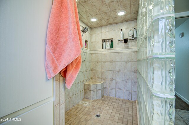 bathroom featuring tiled shower