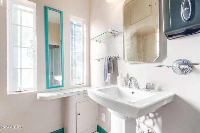 bathroom featuring sink