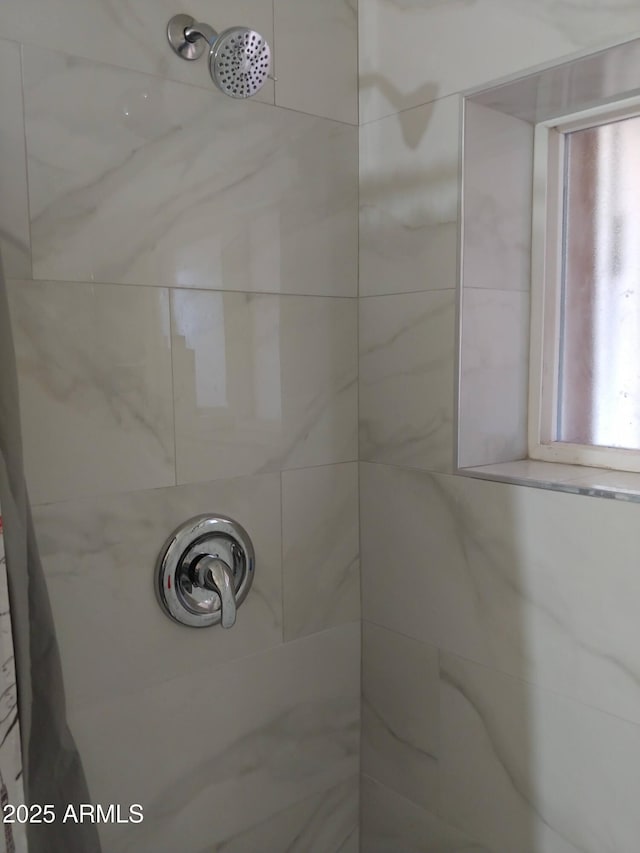 room details featuring a tile shower