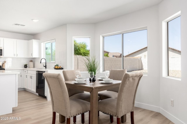 dining room featuring light wood-type flooring, baseboards, visible vents, and recessed lighting