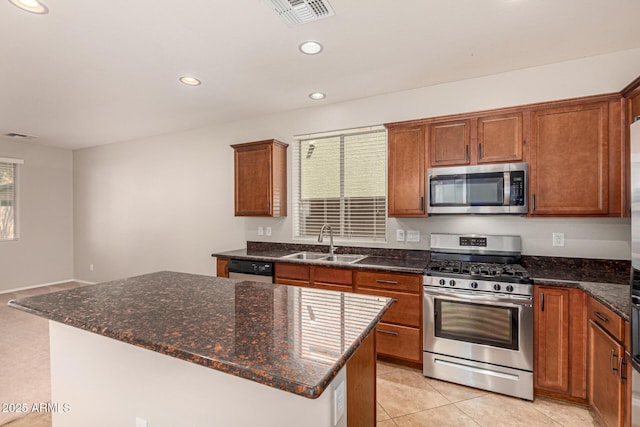 kitchen with visible vents, a sink, recessed lighting, stainless steel appliances, and a kitchen island