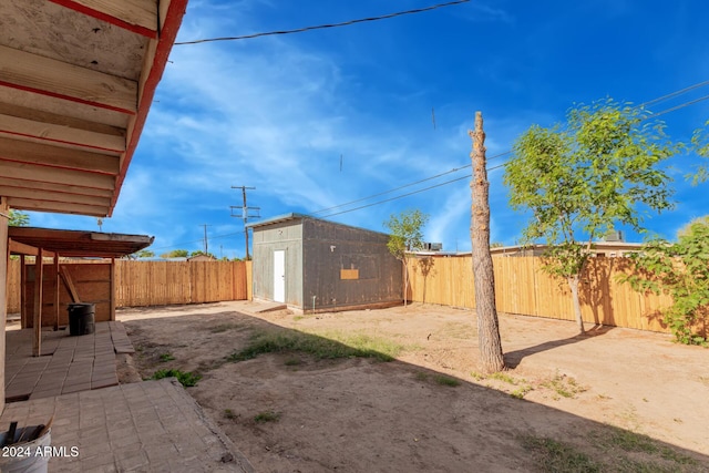 view of yard featuring a storage unit