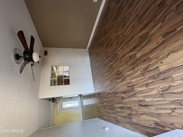 11221 N 91st Dr, Peoria, AZ 85345 - corridor with a textured wall