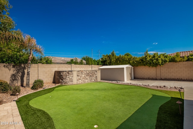 view of yard featuring a storage shed