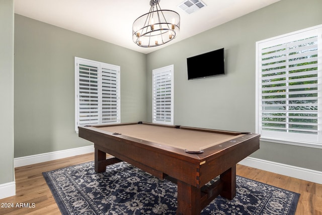 recreation room featuring an inviting chandelier, billiards, and hardwood / wood-style flooring