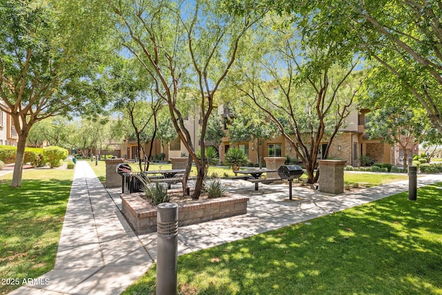 17850 N 68th St Unit 2138, Phoenix, AZ 85054 - view of community featuring a yard