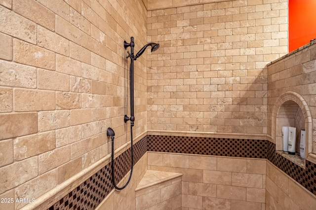 bathroom featuring a tile shower