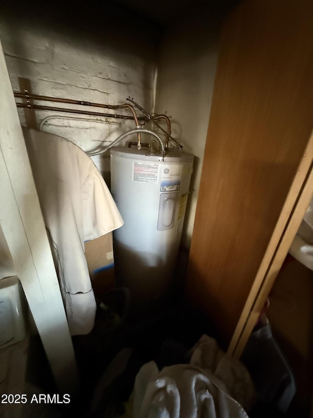 2030 N 21st Pl, Phoenix, AZ 85006 - utility room featuring water heater