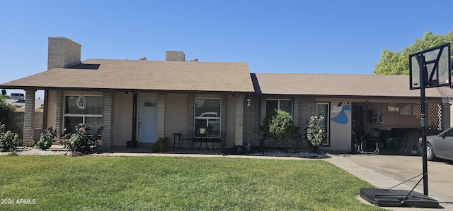 view of front of house featuring a front lawn