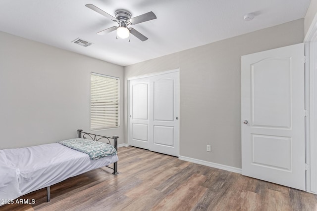 44853 W Jack Rabbit Trl, Maricopa, AZ 85139 - bedroom with wood finished floors, a closet, and a ceiling fan