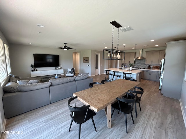 dining area featuring recessed lighting, visible vents, light wood-style flooring, and ceiling fan