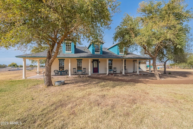 country-style home featuring a front lawn