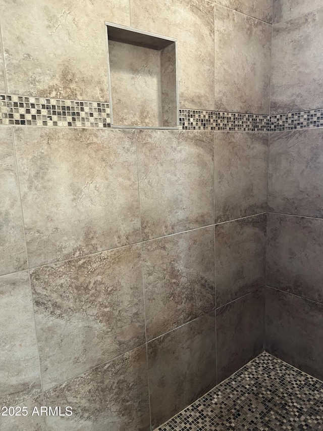 room details featuring a tile shower