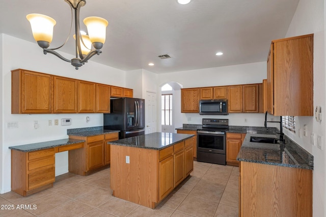 3900 S Velero St, Chandler, AZ 85249 - kitchen featuring a kitchen island, visible vents, black fridge with ice dispenser, a sink, and stainless steel electric stove