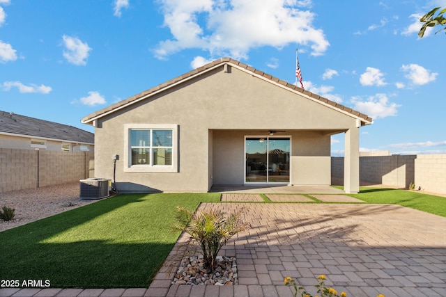 rear view of house featuring a ceiling fan, a patio area, a fenced backyard, and stucco siding