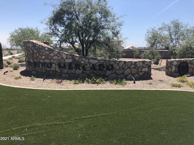 community sign with a yard