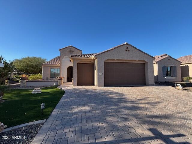 view of front of home featuring a front lawn and a garage