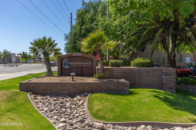 community sign featuring a yard