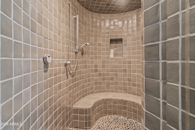 bathroom featuring tiled shower