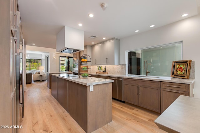2737 E Arizona Biltmore Cir Unit 8, Phoenix, AZ 85016 - kitchen with stainless steel appliances, a sink, light wood-style floors, tasteful backsplash, and recessed lighting