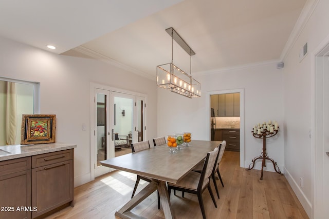 2737 E Arizona Biltmore Cir Unit 8, Phoenix, AZ 85016 - dining room featuring light wood-style floors, crown molding, a chandelier, baseboards, and recessed lighting
