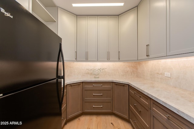 2737 E Arizona Biltmore Cir Unit 8, Phoenix, AZ 85016 - kitchen with freestanding refrigerator, light wood-style flooring, tasteful backsplash, and open shelves