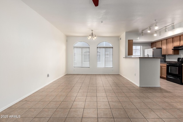 2402 E 5th St Unit 1411, Tempe, AZ 85288 - kitchen featuring black / electric stove, under cabinet range hood, a chandelier, and light tile patterned flooring