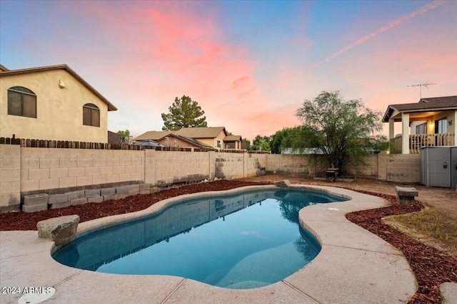 view of pool at dusk