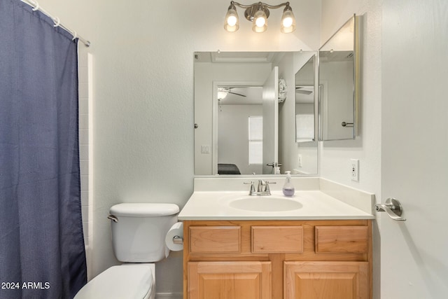 bathroom with ceiling fan, a shower with curtain, vanity, and toilet