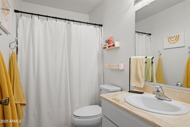 full bath featuring a shower with curtain, toilet, and vanity