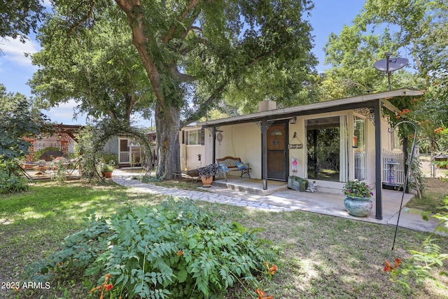 326 S River Rd, Payson, AZ 85541 - view of front facade featuring a chimney and a front yard
