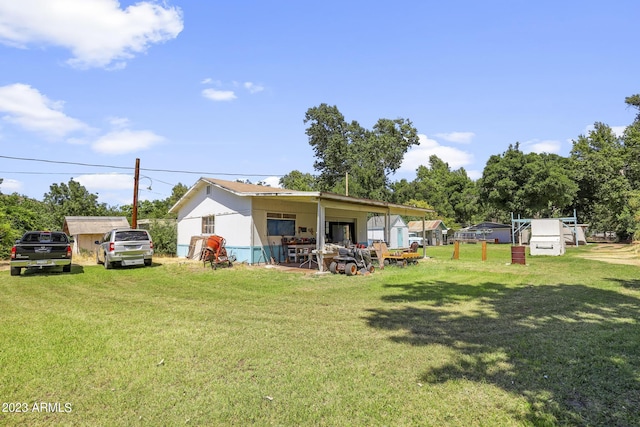 back of house featuring a lawn