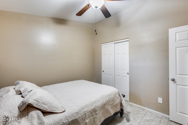 bedroom featuring ceiling fan and a closet