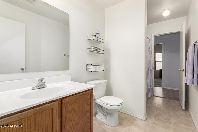 full bathroom featuring baseboards, a shower with shower curtain, vanity, and toilet