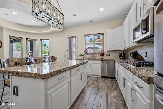 28019 N 115th Pl, Scottsdale, AZ 85262 - kitchen with appliances with stainless steel finishes, a sink, recessed lighting, a kitchen island, and white cabinetry