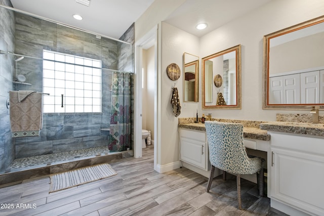 28019 N 115th Pl, Scottsdale, AZ 85262 - bathroom with a tile shower, vanity, toilet, recessed lighting, and wood finished floors