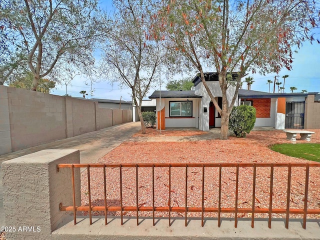 view of front of home featuring a fenced front yard