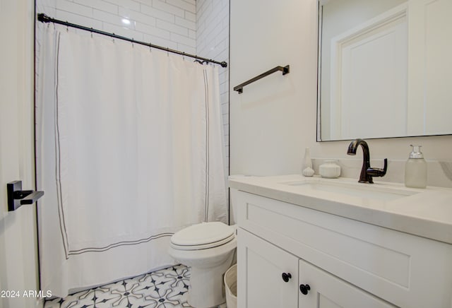 bathroom featuring a shower with shower curtain, vanity, and toilet