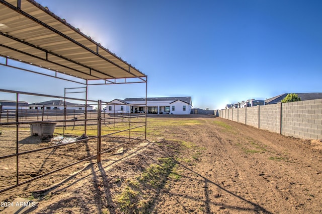 view of yard with an outdoor structure