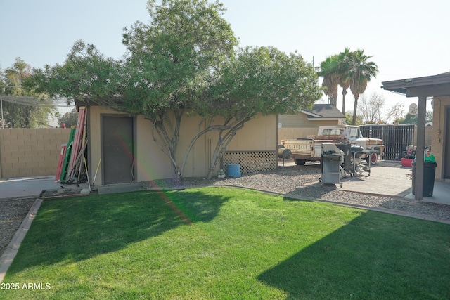 view of yard featuring a patio