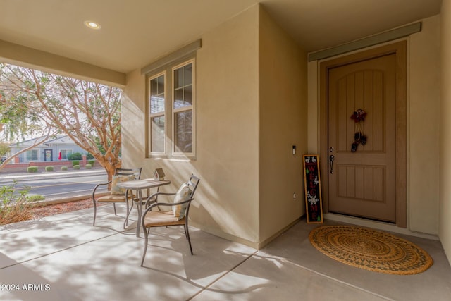 property entrance featuring a porch