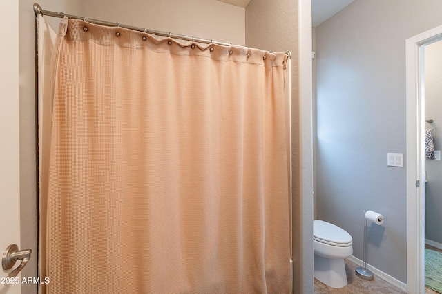 2735 E Flower Ct, Gilbert, AZ 85298 - bathroom with toilet, curtained shower, and baseboards