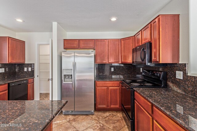 kitchen with sink, kitchen peninsula, stainless steel fridge with ice dispenser, and decorative backsplash