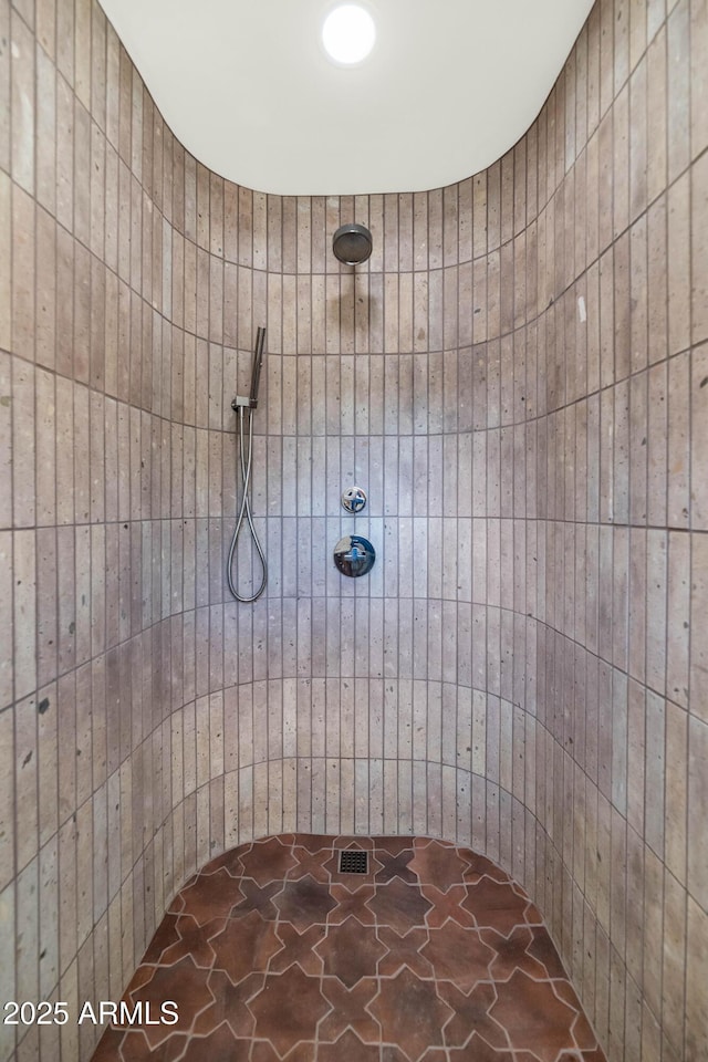 full bathroom featuring tiled shower