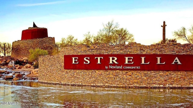 community / neighborhood sign featuring a water view