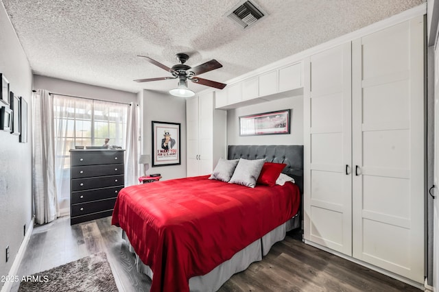 13207 N 55th Ave, Glendale, AZ 85304 - bedroom featuring dark wood-style flooring, a textured ceiling, and ceiling fan